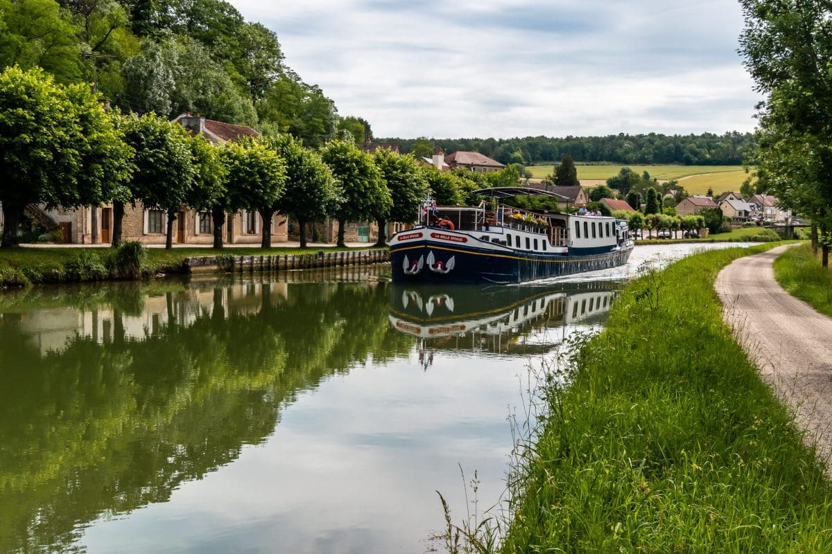 Experience the very best of France when combining the 2023 Rugby World Cup with a European Waterways’ luxury hotel barge cruise 1