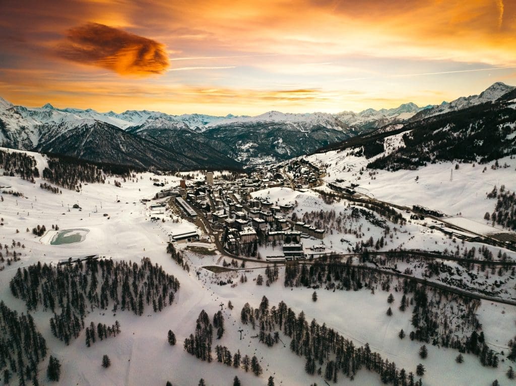 CRYSTAL SKI HOLIDAYS ANNOUNCE NEW PROGRAMME FROM BELFAST INTERNATIONAL AIRPORT FOR WINTER 2024 – 2025 SEASON 8 CRYSTAL SKI HOLIDAYS ANNOUNCE NEW PROGRAMME FROM BELFAST INTERNATIONAL AIRPORT FOR WINTER 2024 – 2025 SEASON 6